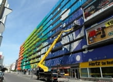 Wielki mural w środku warszawy. Artyści street-artowi zamalowali betonowy parking z lat 70. Wielki mural w środku warszawy. Zamalowali betonowy parking z lat 70.