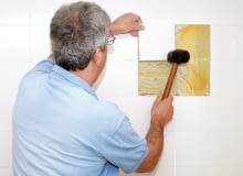 Najpierw usuwamy fugę wokół uszkodzonego kafelka (a najlepiej także wokół sąsiednich, by spoina miała jednolity kolor) Najpierw usuwamy fugę wokół uszkodzonego kafelka (a najlepiej także wokół sąsiednich, by spoina miała jednolity kolor)