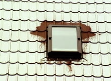 Mostki termiczne wokół źle zmontowanego okna najlepiej są widoczne po pierwszych opadach śniegu Mostki termiczne wokół źle zmontowanego okna najlepiej są widoczne po pierwszych opadach śniegu