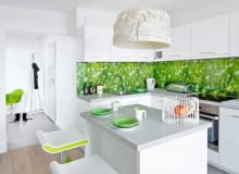 Kilka akcentów w żywych kolorach i wnętrze od razu nabiera wyrazu. Dobrze to widać w tym mieszkaniu, zaaranżowanym w odcieniach bieli i szarości. Elementy wystroju utrzymane w wesołych barwach sprawiły, że o nudzie ani monotonii nie może tu być mowy. <BR /> MIESZKANIE. Do otwartej kuchni wybrano proste szafki z lakierowanej na matowo płyty MDF. Biała zabudowa skutecznie rozjaśnia aneks usytuowany w najciemniejszym kącie pokoju dziennego. Ściany nad blatem roboczym chroni laminowana fototapeta, dodatkowo zabezpieczona taflami szkła. kuchnia, meble kuchenne, zabudowa kuchenna