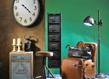 <B>Wydaje się, że meble i dodatki o nieskazitelnym wyglądzie już nie są trendy. Wzorcem wnętrzarskiej urody stały się przedmioty po przejściach, a przynajmniej sprawiające takie wrażenie. Im bardziej zużyte, tym modniejsze.</B> <BR />MEBLE: Komódka - 1900 zł, fotel - 2569 zł, House & More; szafka - 890 zł, Sharda Home; taboret - 649 zł, karestyle.pl POZOSTAŁE: Zegar - 690 zł, Almi Decor; lampa - 3156 zł, Inne Meble; paleta - własność stylistki; na palecie: świecznik - 179 zł, Almi Decor; koc - 389 zł, BoConcept; taca - 490 zł, House & More; litery - 35 zł/szt., Scandinavian Living; torba - 820 zł, Ludwik Styl; świeczniki (na szafce) - 79 zł/szt., świece - 35 zł/szt., Scandinavian Living. 7.02.2013 , DEKORACJE , STAROCIE , CZTERY KATY , STYLIZACJA JOANNA PLACHECKA FOT. AGATA JAKUBOWSKA / AGENCJA GAZETA SLOWA KLUCZOWE: WNETRZA