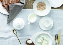 Cała siła w bieli Kolekcja Jade Weiss Rosenthala cieszy się wielką popularnością. Minimalistyczna linia białej porcelany to gwarancja elegancji, nowoczesności i klasy. Spójrzcie, jak pięknie i odświętnie wygląda w towarzystwie złotych sztućców./Fot. Rosenthal