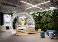 Przedstawiamy projekt polskiej siedziby firmy farmaceutycznej Bausch and Lomb. Nowoczesne wnętrze zdominowane jest przez sterylną biel, zieleń i tajemnicze bąble. Jego autorami są pracownie 137kilo Architekci i Beza Projekt. Projekt siedziby firmy farmaceutycznej Bausch and Lomb