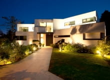 Minimum oświetlenia zewnętrznego domu to lampy przy bramie wjazdowej oraz drzwiach wejściowych i bramach garażowych oświetlenie zewnętrzne, oświetlenie domu, oświetlenie ogrodu