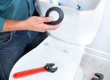 Najczęściej powodem wypływania wody ze spłuczki jest rozregulowanie zaworu napełniającego lub zablokowanie zaworu spłukującego, na przykład przez kostkę toaletową. spłuczka wc, kompakt wc, drobne naprawy