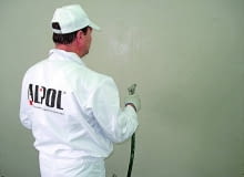 Ostatnią czynnością jest zatarcie tynku, a jeśli jego powierzchnia jest zbyt wysuszona, należy ją zrosić