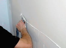 Masę szpachlową trzeba nakładać cienkimi warstwami - grubość pojedynczej warstwy nie powinna przekraczać 1 mm