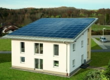 Panele fotowoltaiczne można ułożyć na dachach pokrytych różnymi materiałami - dachówką ceramiczną i cementową, blachodachówką lub gontem Panele fotowoltaiczne można ułożyć na dachach pokrytych różnymi materiałami - dachówką ceramiczną i cementową, blachodachówką lub gontem