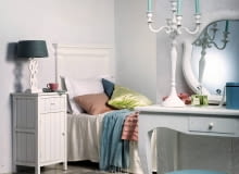 <B>Przy delikatnych pastelach biel wydaje się równie subtelna i łagodna jak one, gdy natomiast towarzyszy czerni, jej spokój od razu znika: staje się dynamiczna, wręcz tryskająca energią. Jaką atmosferę stworzy ten kolor we wnętrzu, zależy więc tylko od zestawionych z nim barw.</B> <BR />Z zestawienia bieli z pastelowymi odcieniami zieleni, błękitu i różu powstała bardzo miła dla oka kompozycja, która stworzyła we wnętrzu przyjazną, pełną spokoju atmosferę. Kolorystyka ta świetnie odnalazła się w sypialni stylizowanej na dworkowy buduar, wzmacniając jej kobiecy charakter. Warto jednak podkreślić, że równie dobrze będzie wyglądała w nowoczesnym salonie. <BR />MEBLE: konsolka - 1138 zł, łóżko - 1208 zł, zagłówek - 1090 zł, Decolor; szafka nocna - 680 zł, Inne Meble; Puf 450 zł Home & Moods POZOSTAŁE: lustro - 380 zł, Home & Moods; świecznik - 224 zł, Francuska Weranda; świece - 22 zł/4 szt., pudełko - 69 zł, sztuczny kwiat - 24 zł/gałązka, Inne Meble; zapach dla domu, we flakonie - 92 zł, Nap; dywan - 1299 zł, Komfort; Lampka 400 zł, podkładka - 15 zł, Decolor; filiżanka - 24,90 zł, Duka; poszewka na poduszkę (biała) - 116 zł, poduszka (róż) - 85 zł, poduszka (błękit) - 48 zł, ręcznik (błękit) - 98 zł, Nap; poduszka (zieleń) - 49 zł, Decolor; koc (róż) - 119,50 zł, Francuska Weranda; koc (biały, jako narzuta) - 100 zł, Eurofirany NA ŚCIANIE: Tapeta do malowania - 34,96 zł/rolka, Leroy Merlin. 21.08.2014 , Warszawa , wnetrza , kolor i wzor , temat biel , kolor bialy , sesja dla : Cztery Katy , stylizacja Joanna Plachecka . Fot. Michal Mutor SLOWA KLUCZOWE: WNETRZA DEKORACJE