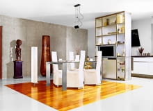 Istotne w układaniu różnego rodzaju materiałów wykończeniowych na podłogi jest przestrzeganie kolejności prac montażowych i staranność układania pokryć. Drewniane posadzki najczęściej układa się po zakończeniu wszystkich "mokrych" prac, gdy jastrych ma małą wilgotność. WNETRZA JADALNIA MEBLESTYLIZACJA NIGELA HOPEFOT. ALEX PAVLOVIC ( KARL JORGENSON )PUBLIKACJA CZTERY KATY NR 3 (197) - 3 2008