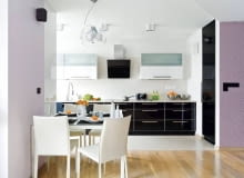 Mieszkanie. Przestronne i bez nadmiaru mebli - takie miało być mieszkanie Beaty i Dominika. I takie właśnie jest. Ale wbrew pozorom wcale nie wydaje się puste. To przede wszystkim zasługa ścian, a ściślej mówiąc - tego, co je zdobi: przyciągających uwagę oryginalnych tapet i powiększonych fotografii. Fronty dolnych szafek kuchennych oraz drzwi wysokiej szafy-spiżarki są z czarnego szkła ujętego w aluminiowe ramki. Górne szafki, częściowo przeszklone, zrobiono z płyty MDF lakierowanej na wysoki połysk. Ze względów praktycznych podłogę przy ciągu roboczym wyłożono płytami gresu. Stół ustawiony na granicy kuchni i pokoju dziennego jest niewielki, ale po rozłożeniu może przy nim zasiąść aż osiem osób. UWAGA ! PONOWNA PUBLIKACJA WYLACZNIE ZA ZGODA WLASCICIELI