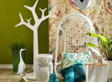 Siedzą wszędzie: na poduszkach, na ścianach, na podłodze. Szklane, porcelanowe, drewniane, malowane. Pełni wdzięku skrzydlaci bracia zmieniają charakter wnętrz, dodają im lekkości i wiosennej świeżości. Niestety, te ptaszki nie śpiewają, ale od czego mamy wyobraźnię? <BR /> DEKORACJE. MEBLE: Wiszący fotel-huśtawka 1350 zł, stolik-pieniek 449 zł Another Design; wieszak-drzewko 2549 zł Scandinavian Living; Stołek-sowa 389 zł 9design POZOSTAŁE: Tkanina 380 zł/m.b. Home Sweet Home; Ptasie domki (wiszące) 49 zł/szt. Kler; Ptasi domek (stojący) 49 zł Scandinavian Living; Sowa (niebieska) od 59 zł, gęś 49 zł, sztuczna trawa 139 zł Inne Meble; Kruk (biały) 59,99 zł pt,; Sztuczna roślina 279 zł Almi Decor; Poduszka (w ptaki) 200 zł Charm & Chic; Poduszka (w pióra) 85 zł At Design; Brzozowe gałęzie 10 zł/szt. Łodyga; Doniczka 29,99 zł IKEA Tkanina, jedwab 400 zł/m.b. Charm & Chic; Świeczniki: metalowy 39 zł, ceramiczny 25 zł, home&you ; Sztuczna paproć 79,99 zł IKEA; Łabędź 12,90 zł Empik <BR /> Bieżnik (tło) 149 zł, serwetka 25 zł, Ludwik Styl; Patera 59 zł home&you; Obrączka na serwetkę 395 zł/4 szt. Rosenthal 14.03.2014 , Cztery Katy , Dekoracje , Ptaki , Stylizacja Joanna Plachecka . Fot. Agata Jakubowska / Agencja Gazeta SLOWA KLUCZOWE: WNETRZA