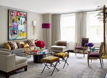 Na ścianie salonu obraz autorstwa Sally King Benedict, stolik kawowy marki Philip and Kelvin LaVerne, lampa podłogowa Karl Springer, stołki w stylu vintage marki Jansen tapetowane tkaniną marki Stark. Na ścianie salonu obraz autorstwa Sally King Benedict, stolik kawowy marki Philip and Kelvin LaVerne, lampa podłogowa Karl Springer, stołki w stylu vintage marki Jansen tapetowane tkaniną marki Stark.