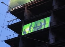 Na ósme piętro Szkieletora wprowadzili się pracownicy biurowi. Codziennie od godziny 22.00 można obserwować ich pracę w oświetlonym biurze szkieletor kraków