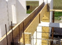 Deskowanie z płyt wiórowych przygotowane do wykonania podciągu budowa domu,deskowanie,podciąg