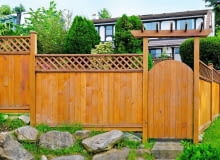 PRZEPISY OGÓLNE nie zabraniają postawienia płotu stanowiącego zwartą ścianę. Jednak niekiedy nie pozwalają na to przepisy lokalne. PRZEPISY OGÓLNE nie zabraniają postawienia płotu stanowiącego zwartą ścianę. Jednak niekiedy nie pozwalają na to przepisy lokalne.