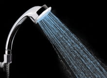 Pacjenci Uniwersyteckiego Szpitala Klinicznego nie mogą używać pryszniców ani ciepłej wody łazienki, prysznic