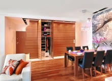 <B>Pokój dzienny często służy nie tylko do wypoczynku. Przechowujemy w nim także książki, płyty, a nieraz nawet i ubrania. Gdzie je trzymać, aby nie zakłócały reprezentacyjnego charakteru wnętrza? Popatrzmy, jak ten problem rozwiązali właściciele prezentowanych wnętrz.</B> <BR />W otwartej strefie dziennej część wypoczynkową oddziela od przedpokoju ogromna szafa - pojemny schowek na ubrania i inne rzeczy. Jej gładkie fronty bez uchwytów, wykonane z płyty fornirowanej tekiem, wyglądają jak wykończona drewnem ściana, odciągając uwagę od właściwej funkcji tej zabudowy. TEMAT NUMERU - SCHOWKI WNETRZE , POKOJ , MEBLE PROJEKT WNETRZA KATARZYNA MIKULSKA - SEKALSKA / ARRANGE STYLIZACJA EVA MILCZAREK FOT. RADOSLAW WOJNAR PUBLIKACJA CZTERY KATY NR 5 (247) - 5 2012 SLOWA KLUCZOWE: WNETRZE POKOJ MEBEL ZDJĘCIE DO WKŁADKI: PUBLIKACJA CZTERY KATY NR 5 (247) - CZASOPISMA