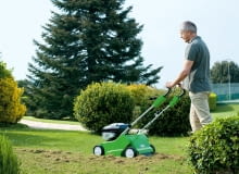 Pierwsze po zimie koszenie trawnika trzeba przeprowadzić, kiedy trawa ma 6-8 cm. Małe trawniki można kosić kosiarką bez pojemnika na źdźbła trawy - wystarczy je potem zgrabić i wrzucić do kompostownika pielęgnacja trawnika