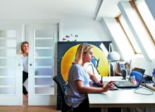 Pracownia Marty mieści się na strychu, który urządziła sama. W tle obraz "Luna". Pracownia Marty mieści się na strychu, który urządziła sama. W tle obraz "Luna".