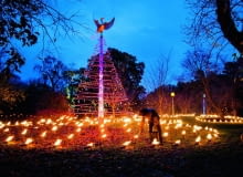 Ciepłe powietrze unoszące się na zniczami w 'ogrodzie ognia' (Fire Garden) wprawia w ruch ptaka na czubku spiralnej choinki. Ciepłe powietrze unoszące się na zniczami w 'ogrodzie ognia' (Fire Garden) wprawia w ruch ptaka na czubku spiralnej choinki.