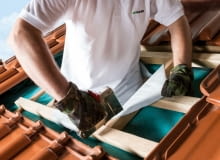 <b>Krok 1. </b>Otwór montażowy wykonujemy, rozpoczynając od przykręcenia łaty startowej, a na wywinięciu membrany dachowej kończąc świetlik dachowy