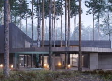 Dom w lesie pod Warszawą. Circle Wood House jest jak wycięty pień. Proj. Przemek Olczyk Mobius Architekci Dom w lesie pod Warszawą. Circle Wood House jest jak wycięty pień. Proj. Przemek Olczyk Mobius Architekci