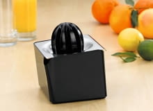 Zimą sok z cytrusów smakuje najlepiej, a świeżego nektaru z pomarańczy czy grejpfrutów w żadnym razie nie zastąpi napój z kartonika. Wyciskajmy zatem świeże soki, ręcznie lub wyciskarką elektryczną. <BR />Auerhahn Form, stal nierdzewna, pojemnik 0,9 l, 189 zł, sprzedaż: czerwonamaszyna.pl