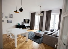 Salon jest jasny i przestronny. Odnowione mieszkanie w kamienicy na Marszałkowskiej