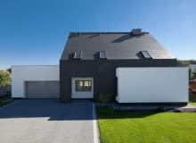 Skromny dom z basenem to pierwsza realizacja architektów skupionych w Nowej Grupie Projektowej Skromny dom z basenem to pierwsza realizacja architektów skupionych w Nowej Grupie Projektowej