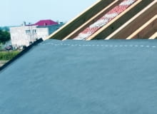 Ułożona na krokwiach folia dachowa o wysokiej paroprzepuszczalności Ułożona na krokwiach folia dachowa o wysokiej paroprzepuszczalności