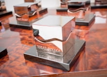 Wśród laureatów Godła "Teraz Polska" są zarówno małe, lokalne firmy, jak i krajowi potentaci. Nagroda podkreśla ich wysoką jakość, konsekwencje w działaniu oraz polskie pochodzenie Wśród laureatów Godła "Teraz Polska" są zarówno małe, lokalne firmy, jak i krajowi potentaci. Nagroda podkreśla ich wysoką jakość, konsekwencje w działaniu oraz polskie pochodzenie