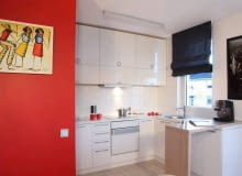 Właściciele oczekiwali od projektantów rozwiązań nietypowych i oryginalnych. Najbardziej wyrazistym elementem wystroju stał się tu kolor czerwony, który w różnym natężeniu pojawia się niemal we wszystkich pomieszczeniach. <BR /> MIESZKANIE. Aneks kuchenny został celowo 'wyczyszczony' z mocnych kolorów - szafki z lakierowanej na biało płyty MDF wtapiają się w tło ścian w tym samym kolorze, dzięki czemu nie rzucają się w oczy (to ważne, gdy kuchnia jest połączona z pokojem dziennym). Prosty barek z bielonego litego dębu służy jako blat roboczy i jako miejsce na mały posiłek czy szybką kawę. Właściciele oczekiwali od projektantów rozwiązań nietypowych i oryginalnych. Najbardziej wyrazistym elementem wystroju stał się tu kolor czerwony, który w różnym natężeniu pojawia się niemal we wszystkich pomieszczeniach. <BR /> MIESZKANIE. Aneks kuchenny został celowo 'wyczyszczony' z mocnych kolorów - szafki z lakierowanej na biało płyty MDF wtapiają się w tło ścian w tym samym kolorze, dzięki czemu nie rzucają się w oczy (to ważne, gdy kuchnia jest połączona z pokojem dziennym). Prosty barek z bielonego litego dębu służy jako blat roboczy i jako miejsce na mały posiłek czy szybką kawę.