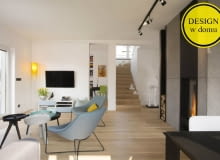 Dom jednorodzinny w Skórzewie pod Poznaniem. Proj. Easst.com. Niebieskie fotele w salonie to Mishell firmy NOTI. dom jednorodzinny, design w domu, niewielki dom, jak urządzić dom, oryginalny dom