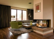 Gdy mieszkanie w warszawskim bloku zrobiło się za ciasne, pani Dorota i pan Michał postanowili się przeprowadzić. Niedaleko, bo z północnego krańca Lasu Kabackiego na południowy. Metraż się więc zmienił, ale nie otoczenie - rodzina z dwojgiem dzieci nadal ma gdzie chodzić na długie spacery. <BR /> DOM. Salon został zaaranżowany w spokojnych barwach ziemi. Gospodarze uważają, że to najbardziej odpowiednia kolorystyka we wnętrzu, za którego oknami króluje zieleń. W razie potrzeby okna można zasłonić taftowymi zasłonami (karnisze są ukryte między ścianą a podwieszonym sufitem). Gdy mieszkanie w warszawskim bloku zrobiło się za ciasne, pani Dorota i pan Michał postanowili się przeprowadzić. Niedaleko, bo z północnego krańca Lasu Kabackiego na południowy. Metraż się więc zmienił, ale nie otoczenie - rodzina z dwojgiem dzieci nadal ma gdzie chodzić na długie spacery. <BR /> DOM. Salon został zaaranżowany w spokojnych barwach ziemi. Gospodarze uważają, że to najbardziej odpowiednia kolorystyka we wnętrzu, za którego oknami króluje zieleń. W razie potrzeby okna można zasłonić taftowymi zasłonami (karnisze są ukryte między ścianą a podwieszonym sufitem).