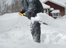 Kupując ręczne narzędzia do odśnieżania, dopasujmy je do naszych możliwości fizycznych - wybierajmy te, które dobrze leżą w dłoniach i są lekkie Kupując ręczne narzędzia do odśnieżania, dopasujmy je do naszych możliwości fizycznych - wybierajmy te, które dobrze leżą w dłoniach i są lekkie