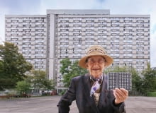 Pani Elfrida z modelem osiedla Za Żelazną Bramą w Warszawie (Brutal Poland, Zupagrafika) Pani Elfrida z modelem osiedla Za Żelazną Bramą w Warszawie (Brutal Poland, Zupagrafika)