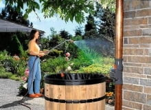 Zamiast czerpać wodę konewką, lepiej użyć pompy zanurzeniowej. Do niej podłączamy wąż z końcówką zraszającą. System: Gardena Zamiast czerpać wodę konewką, lepiej użyć pompy zanurzeniowej. Do niej podłączamy wąż z końcówką zraszającą. System: Gardena