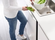 Samodomykające się szafki i szuflady nie tylko są wygodne, ale i mniej narażone na zniszczenia. Kuchnia wytrzymała na wszystko. Jak ją urządzić, aby służyła przez lata?