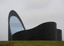 Kilka lat temu w niewielkiej nadmorskiej miejscowości Schillig w Niemczech wyburzono kościół, który z czasem popadał w coraz większą ruinę. Parafia zorganizowała wtedy konkurs na nowy budynek, aby w 2009 roku wybrać projekt zespołu Königs Architekten z Kolonii. Nowy kościół prezentuje się wyjątkowo okazale jak na niewielką miejscowość w której powstał. Kościół Mariacki w Schillig, proj. zespół Königs Architekten z Koloni