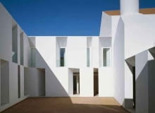 Kompleks mieszkaniowo-usługowy w portugalskim misteczku Moura projektu studia Aires Mateus portugalia, rewitalizacja, zabytki, mieszkaniówka, minimalizm, rynek