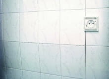 Widoczne odspojenie części płytek ceramicznych - prawdopodobnie skutek drgań budynku.