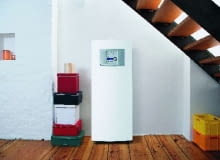 Pompa ciepła z widocznym panelem sterowniczym, który zapewnia regulację systemu grzewczego