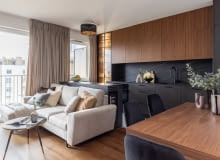 Kamień, lustrzane tafle i gra faktur – aranżacja 77-metrowego apartamentu Kamień, lustrzane tafle i gra faktur – aranżacja 77-metrowego apartamentu