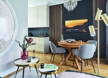 W stylowym wnętrzu dominują wyraziste, ciemne akcenty kolorystyczne  dobrane z umiarem i wyeksponowane na tle jasnych ścian oraz mebli do zabudowy.  Przeważają brązy i beże z dodatkiem złota.