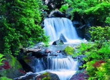 Z południowej części ogrodu wypływa gwałtowny strumień wody. Poprzez kamienną kaskadę męską (<i>otoko-daki</i>). Trzema rwącymi potokami podąża do symbolicznego morza, gdzie łączy się z wodami strumienia żeńskiego (<i>onna-daki</i>).