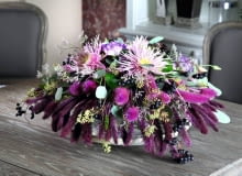 Niską, rozłożystą kopułę bukietu ułożono z chryzantem, eustom, eukaliptusa, liści galaksu oraz z zatrwianu i owoców aronii. 13.11.2008 WARSZAWA BUKIETY