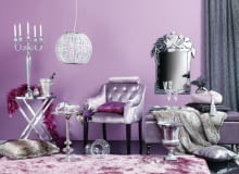 Wnętrze już udekorowane brokatowymi tkaninami, naczynia olśniewają srebrnym i kryształowym blaskiem. Weneckie maski czekają. Świętujmy karnawał!<br/> <b>Sceneria w weneckim stylu</b> Fotel 1550 zł, ława-siedzisko 1580 zł, stolik (duży) 1590 zł, Decolor; stolik (mały) 729 zł, karestyle.pl; dywan 749 zł, Komfort; żyrandol 3300 zł, Exclusive Lights; lustro weneckie 690 zł, Bed & Breakfast; na stolikach: świecznik 1100 zł, Home Sweet Home; gruszka-ozdoba 43 zł, Square Space; cooler 298 zł, boa 69 zł, figurka pantery 179 zł, maska karnawałowa 94 zł, Almi Decor; poduszka (na fotelu) 33,20 zł, Eurofirany; na ławie: pled futrzany 434 zł, Willow House; poduszka (okrągła) 160 zł, Square Space; poduszka (czarna) 43 zł, Nap; chwost 35 zł, Eurofirany; maska karnawałowa 49 zł, taca 290 zł, Almi Decor; kieliszki 380 zł/6 szt., Villa Italia; na podłodze: wazon (metal) 495 zł, Square Space; puchar-patera (szkło) 575 zł, Ludwik Styl; poszewka na poduszkę (srebrna) 16,80 zł, Eurofirany; poduszka (futro) 159 zł, Willow House; zasłona, tkanina szer. 300 cm 277 zł/m, Eurofirany. 2011.12.07 , CZTERY KATY , DEKORACJE KARNAWAL , STYLIZACJA JOANNA PLACHECKA . FOT. AGATA JAKUBOWSKA / AGENCJA GAZETA