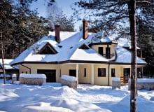 Jeśli dom jest już wykończony, ale właściciele jeszcze nie wprowadzili się do niego na dobre, najważniejsze jest zapewnienie ogrzewania oraz ochrony przed włamaniem fot. MONIER