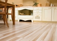 Drzewo długowieczne, osiąga wiek nawet trzystu lat. Rozmaite gatunki grusz (łac. Pyrus) łatwo się ze sobą krzyżują, tworząc liczne podgatunki. Szacuje się, że obecnie rośnie od 30 do 60 gatunków tych drzew.<br/> Panele laminowane Grusza Comano firmy Classen są zabezpieczone przed wilgocią, nadają się więc także do kuchni. Na panele układane w mieszkaniach producent daje 15 lat gwarancji. Drzewo długowieczne, osiąga wiek nawet trzystu lat. Rozmaite gatunki grusz (łac. Pyrus) łatwo się ze sobą krzyżują, tworząc liczne podgatunki. Szacuje się, że obecnie rośnie od 30 do 60 gatunków tych drzew.<br/> Panele laminowane Grusza Comano firmy Classen są zabezpieczone przed wilgocią, nadają się więc także do kuchni. Na panele układane w mieszkaniach producent daje 15 lat gwarancji.